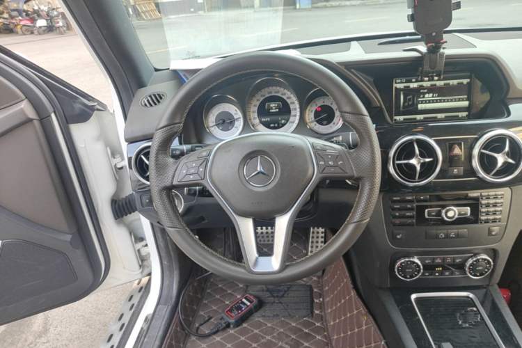 Used Mercedes-Benz GLK-Class 2013 Facelift GLK 300 4MATIC Luxury Edition Steering Wheel