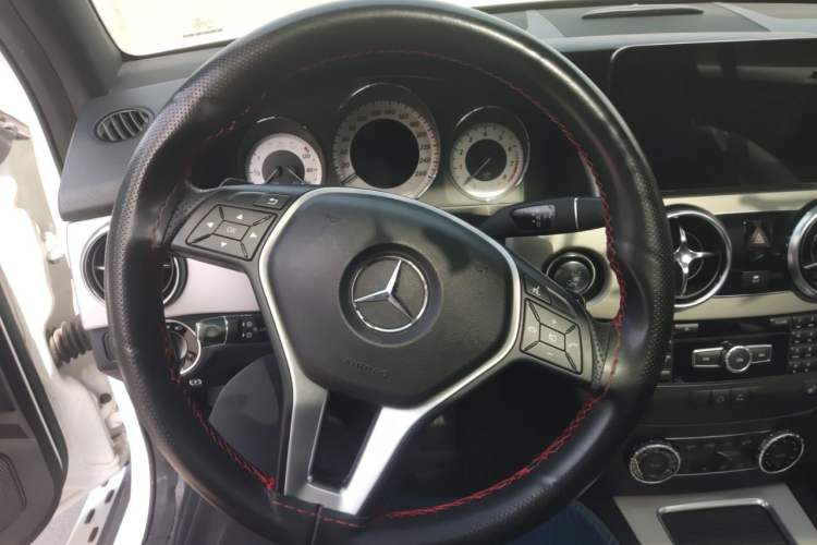Used Mercedes-Benz GLK-Class 2013 GLK 300 4MATIC Luxury Model Steering Wheel