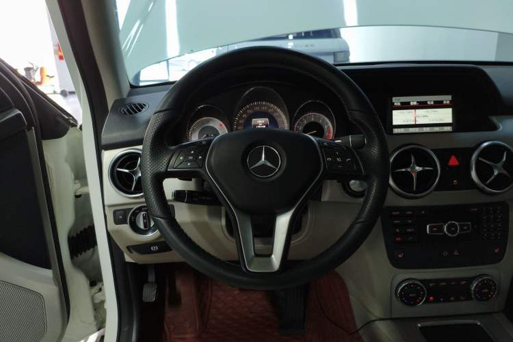 Used Mercedes-Benz GLK-Class 2013 Facelift GLK 300 4MATIC Fashion Edition Steering Wheel
