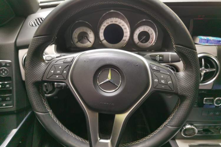 Used Mercedes-Benz GLK-Class 2013 GLK 300 4MATIC Luxury Model Steering Wheel