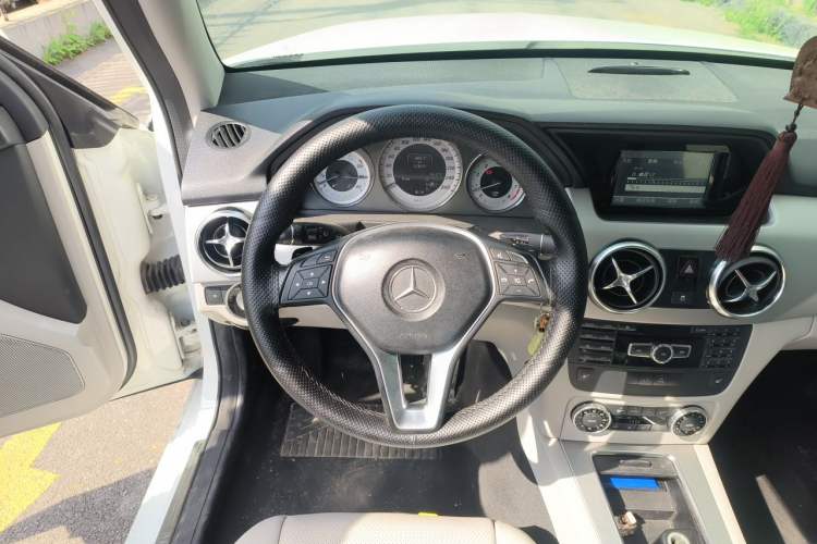 Used Mercedes-Benz GLK-Class 2013 GLK 300 4MATIC Fashion Model Steering Wheel