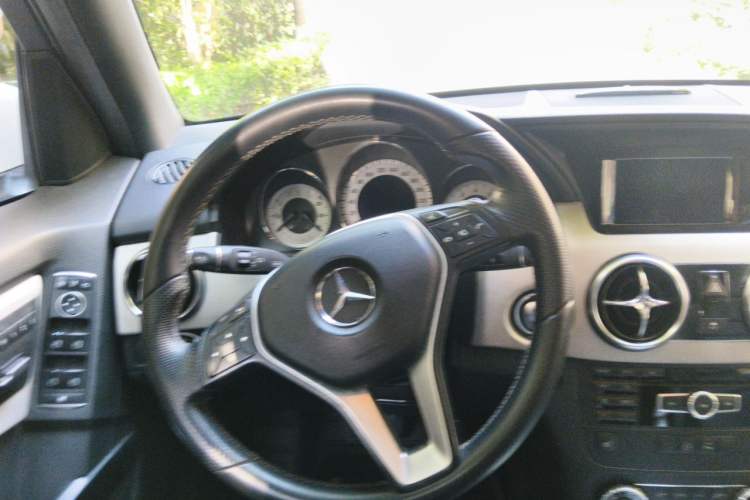 Used Mercedes-Benz GLK-Class 2013 GLK 300 4MATIC Luxury Model Steering Wheel