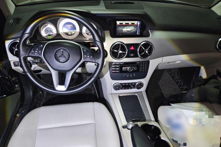 Used Mercedes-Benz GLK-Class 2014 GLK 260 4MATIC Dynamic Model Center Console