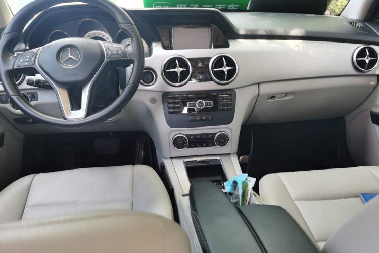 Used Mercedes-Benz GLK-Class 2014 GLK 260 4MATIC Dynamic Model Center Console