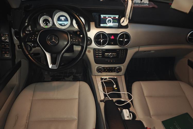 Used Mercedes-Benz GLK-Class 2014 GLK 260 4MATIC Dynamic Model Center Console