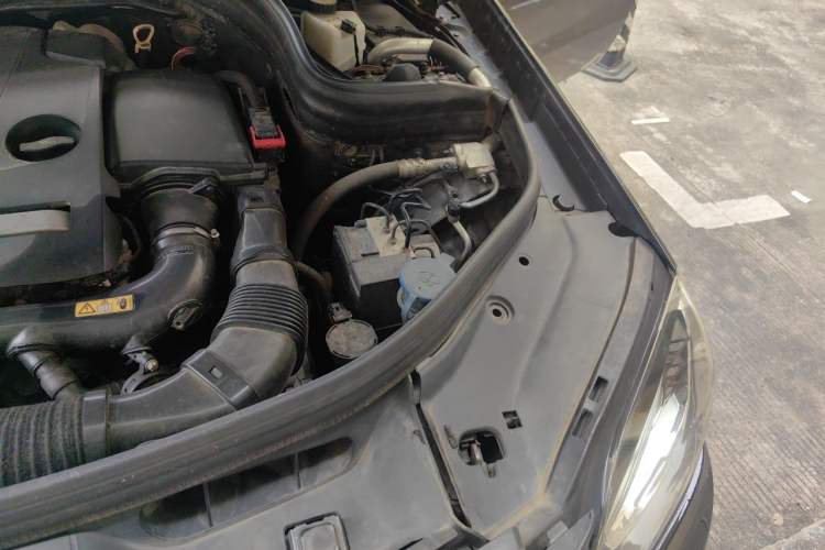 Used Mercedes-Benz GLK-Class 2014 GLK 260 4MATIC Dynamic Model Engine Bay Left