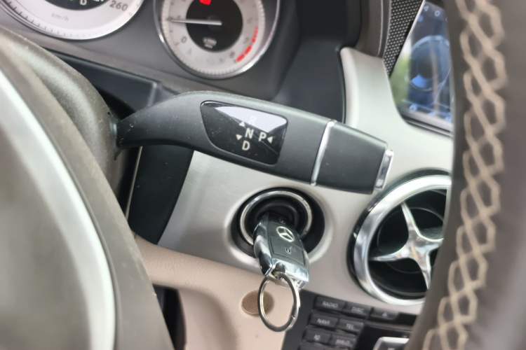 Used Mercedes-Benz GLK-Class 2014 GLK 260 4MATIC Dynamic Model Gear Lever