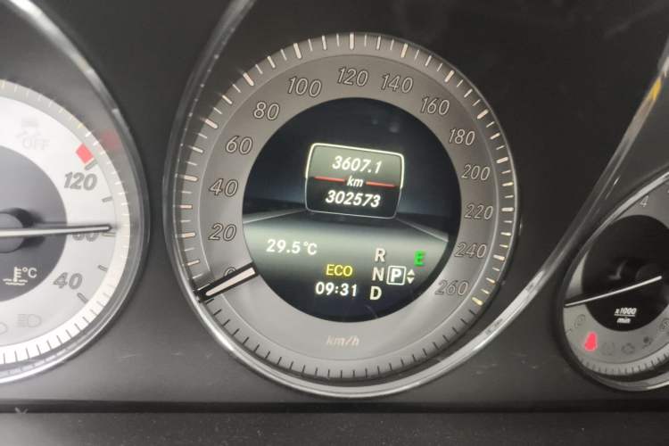 Used Mercedes-Benz GLK-Class 2014 GLK 260 4MATIC Dynamic Model Odometer Close Up