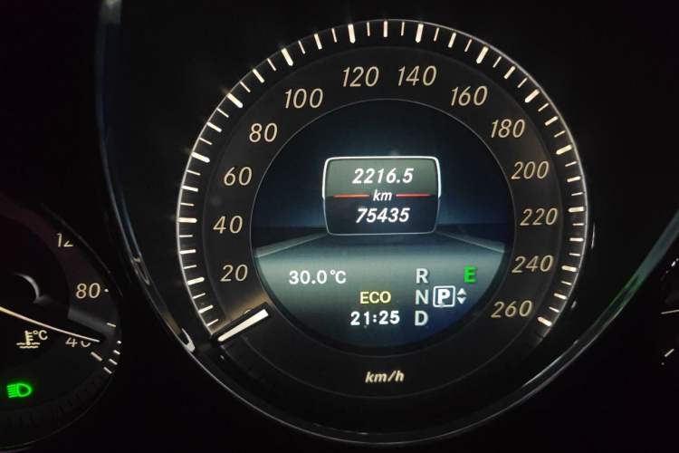 Used Mercedes-Benz GLK-Class 2014 GLK 260 4MATIC Dynamic Model Odometer Close Up