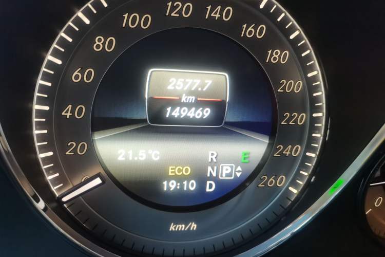 Used Mercedes-Benz GLK-Class 2014 GLK 260 4MATIC Dynamic Model Odometer Close Up