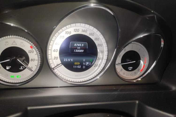 Used Mercedes-Benz GLK-Class 2014 GLK 260 4MATIC Dynamic Model Odometer Close Up