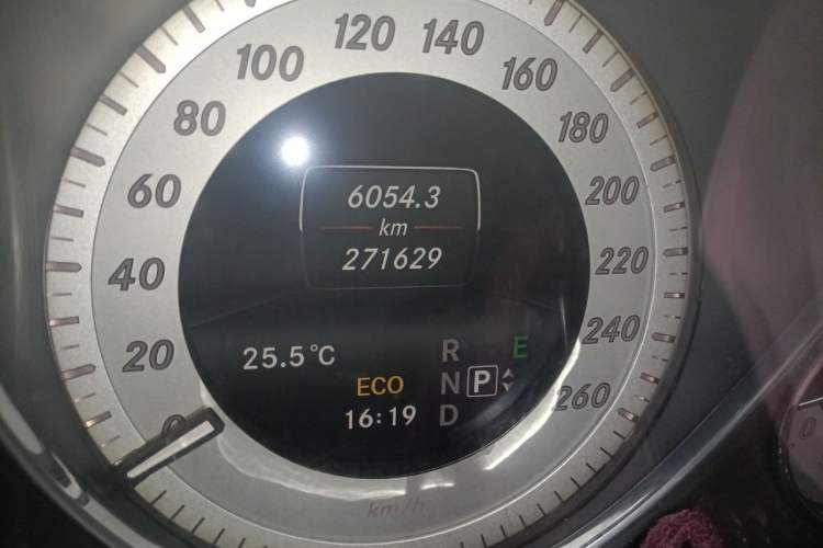 Used Mercedes-Benz GLK-Class 2014 GLK 260 4MATIC Dynamic Model Odometer Close Up