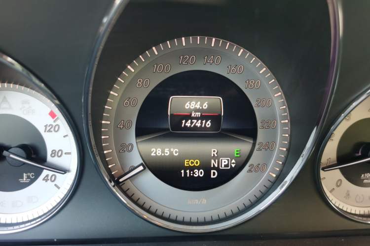 Used Mercedes-Benz GLK-Class 2014 GLK 260 4MATIC Dynamic Model Odometer Close Up