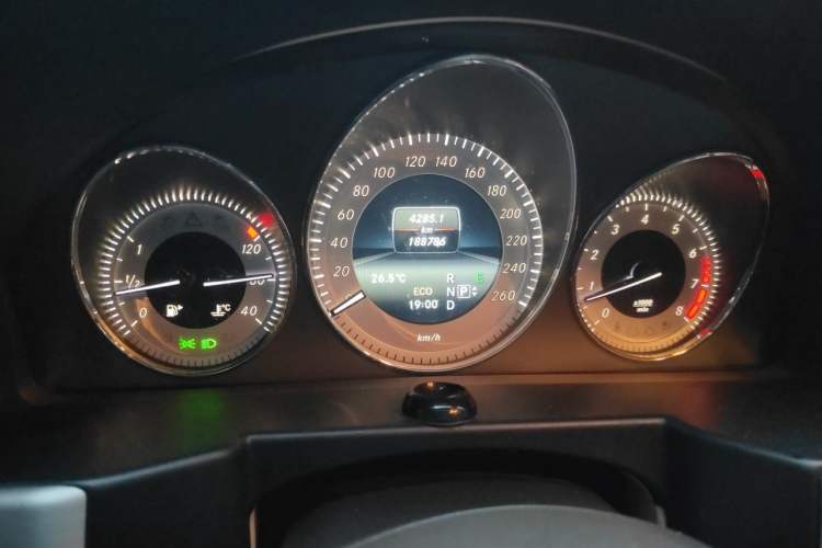 Used Mercedes-Benz GLK-Class 2014 GLK 260 4MATIC Dynamic Model Odometer Close Up