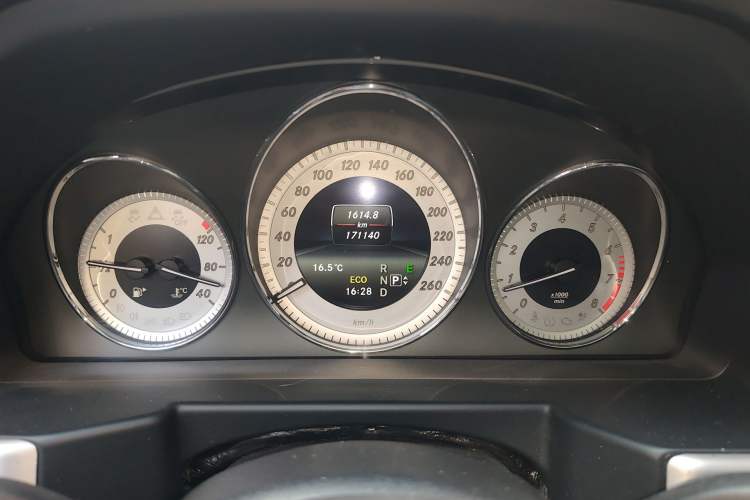 Used Mercedes-Benz GLK-Class 2014 GLK 200 Standard Model Odometer Close Up