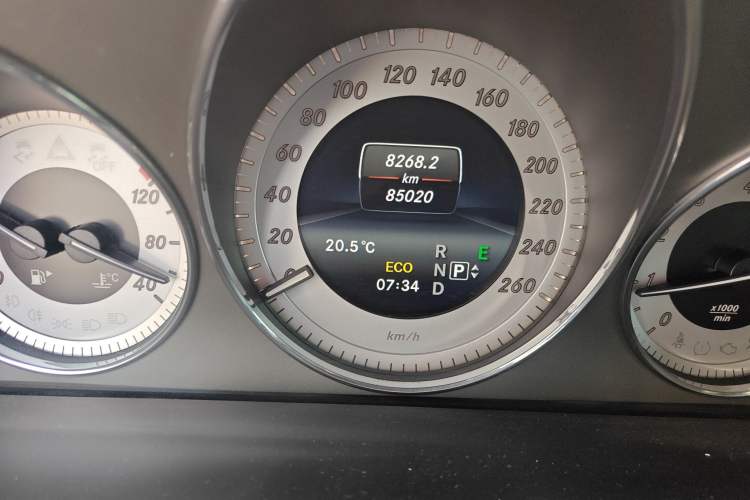 Used Mercedes-Benz GLK-Class 2014 GLK 200 Standard Model Odometer Close Up