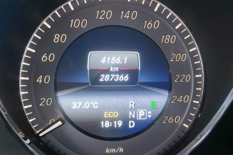 Used Mercedes-Benz GLK-Class 2014 GLK 200 Standard Model Odometer Close Up