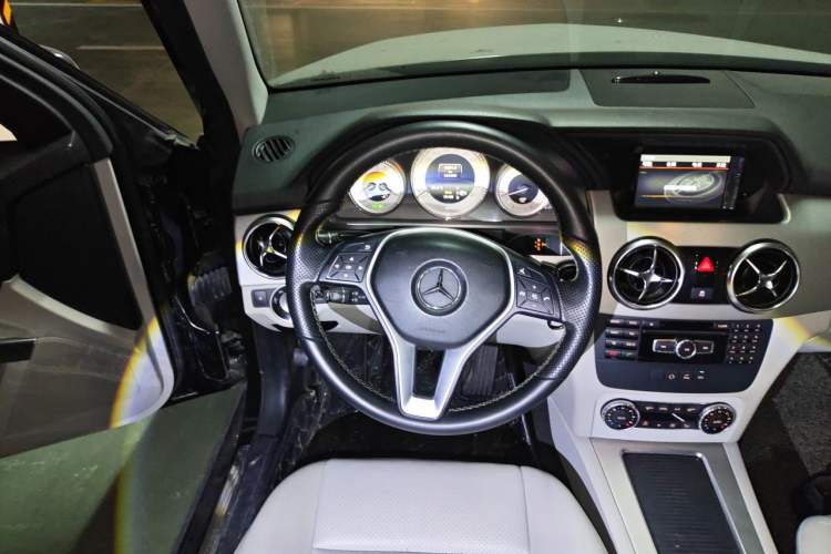 Used Mercedes-Benz GLK-Class 2014 GLK 260 4MATIC Dynamic Model Steering Wheel