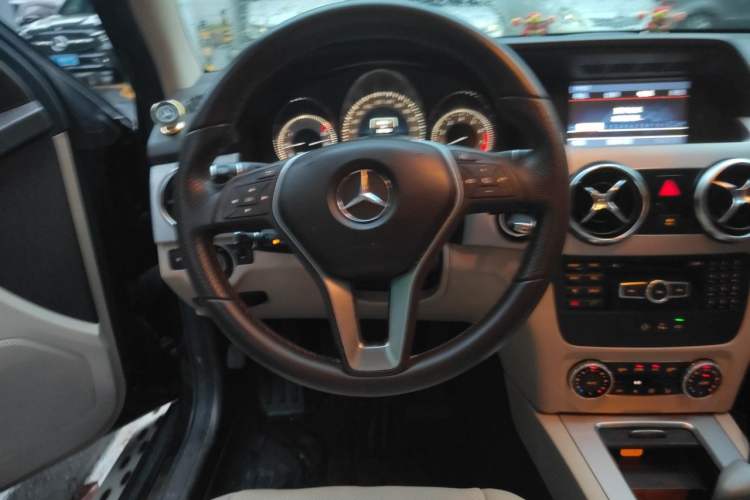 Used Mercedes-Benz GLK-Class 2014 GLK 260 4MATIC Dynamic Model Steering Wheel