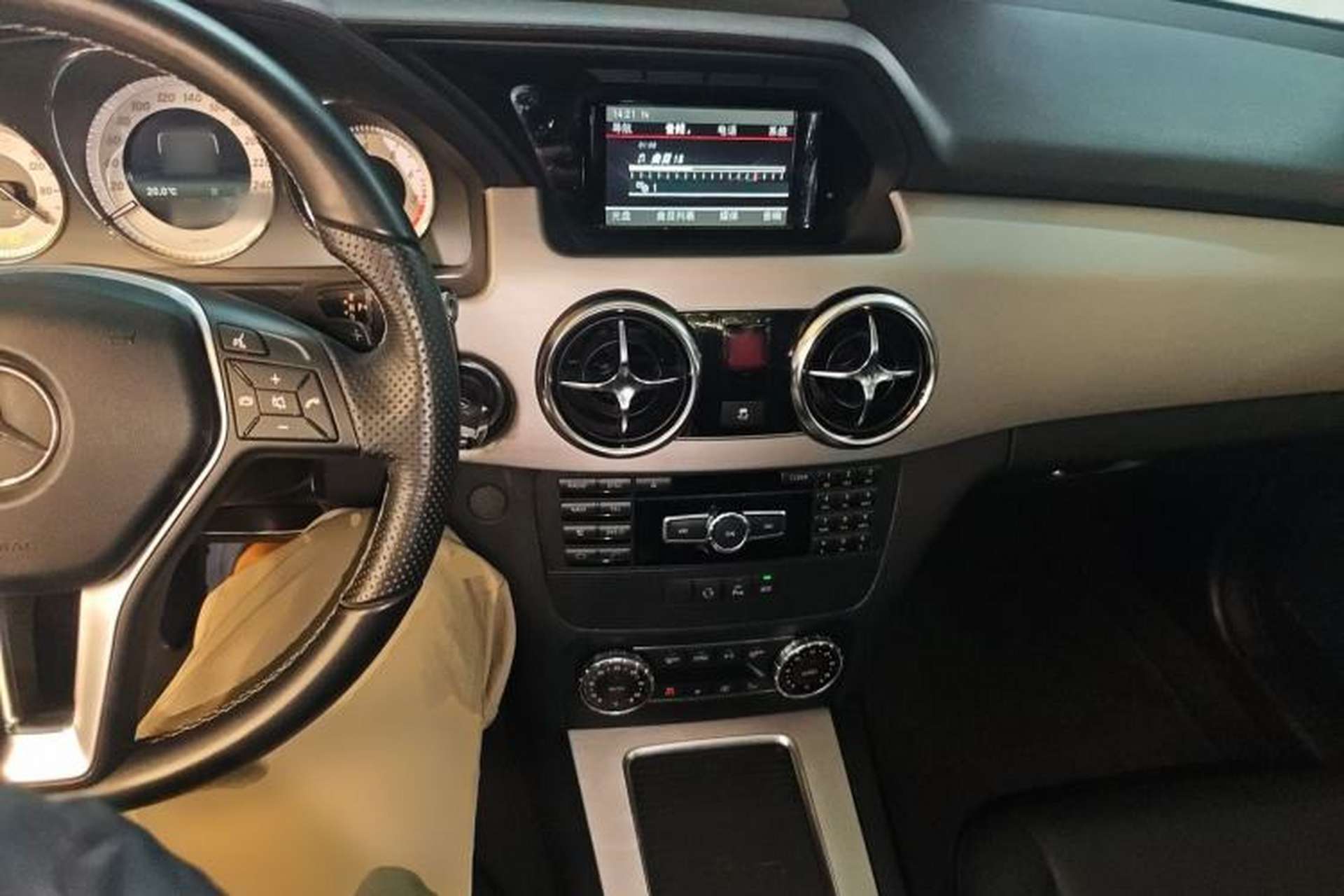 Used Mercedes-Benz GLK-Class 2014 GLK 260 4MATIC Dynamic Model Center Console