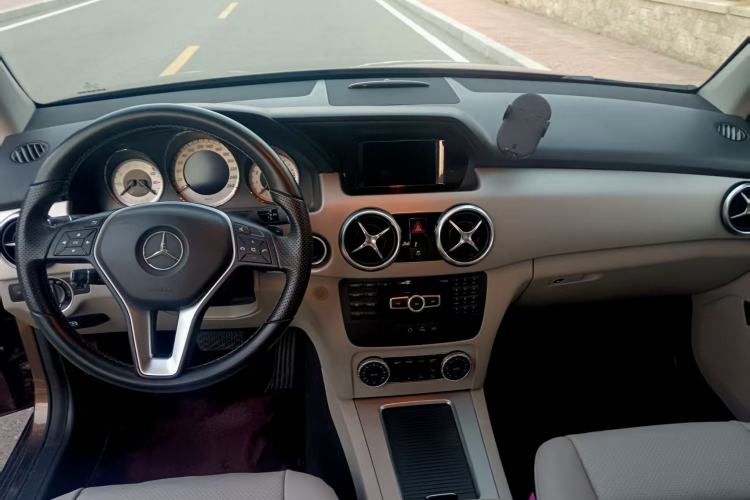 Used Mercedes-Benz GLK-Class 2014 GLK 260 4MATIC Dynamic Model Interior 2