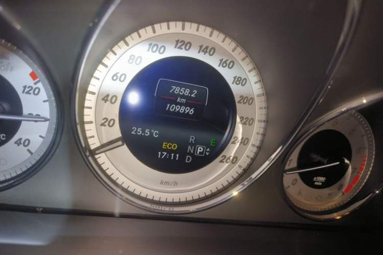 Used Mercedes-Benz GLK-Class 2014 GLK 200 Standard Model Odometer Close Up