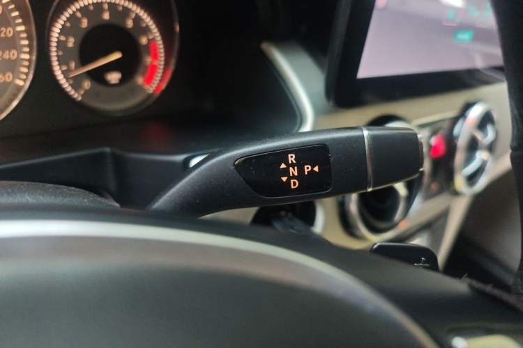 Used Mercedes-Benz GLK-Class 2014 GLK 260 4MATIC Dynamic Model Gear Lever