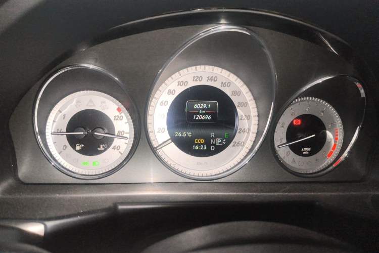 Used Mercedes-Benz GLK-Class 2014 GLK 260 4MATIC Dynamic Model Odometer Close Up