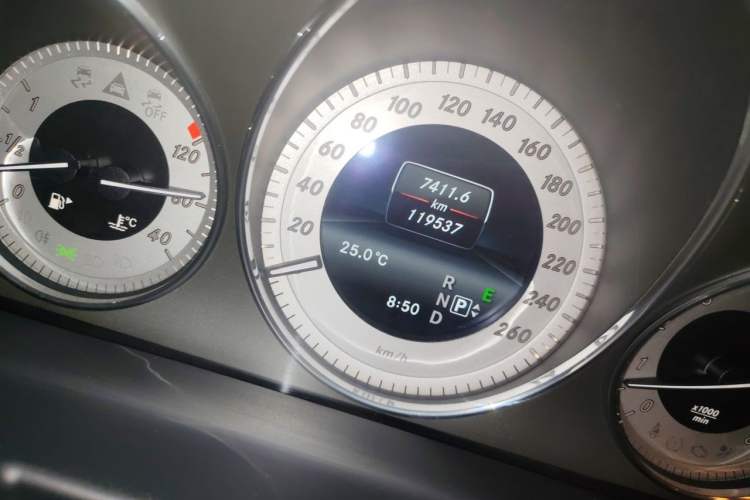 Used Mercedes-Benz GLK-Class 2014 GLK 260 4MATIC Dynamic Model Odometer Close Up