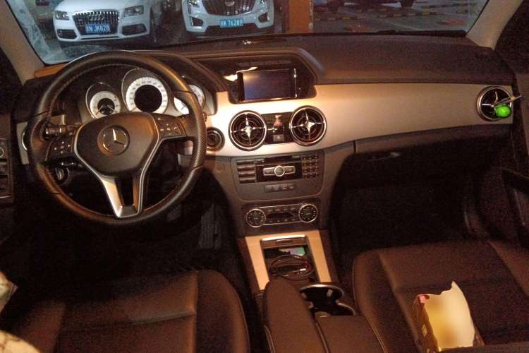 Used Mercedes-Benz GLK-Class 2014 GLK 260 4MATIC Dynamic Model Center Console