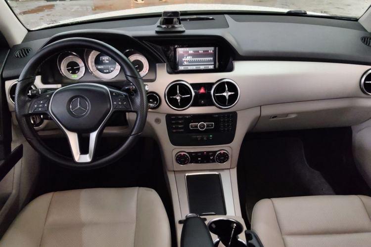 Used Mercedes-Benz GLK-Class 2014 GLK 260 4MATIC Dynamic Model Center Console
