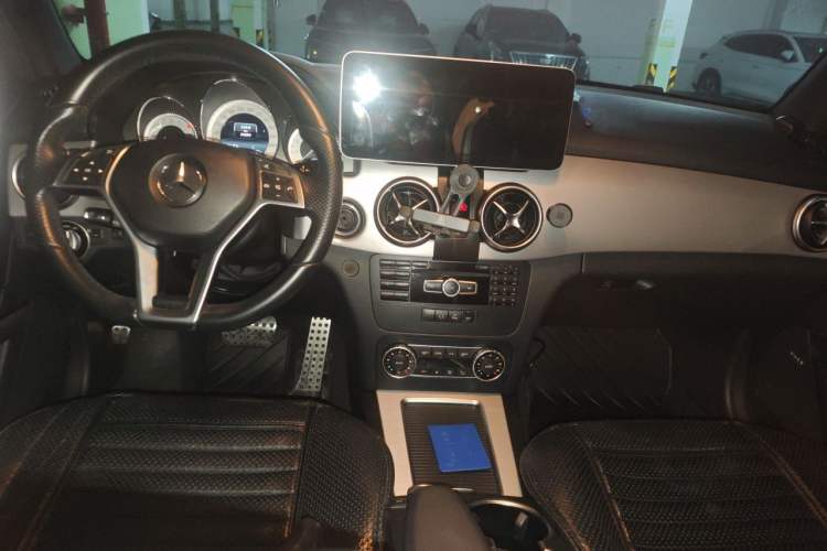 Used Mercedes-Benz GLK-Class 2014 GLK 200 Standard Model Center Console