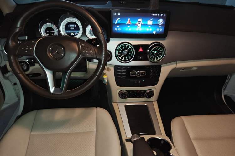 Used Mercedes-Benz GLK-Class 2014 GLK 260 4MATIC Dynamic Model Center Console