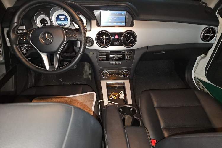 Used Mercedes-Benz GLK-Class 2014 GLK 260 4MATIC Dynamic Model Center Console