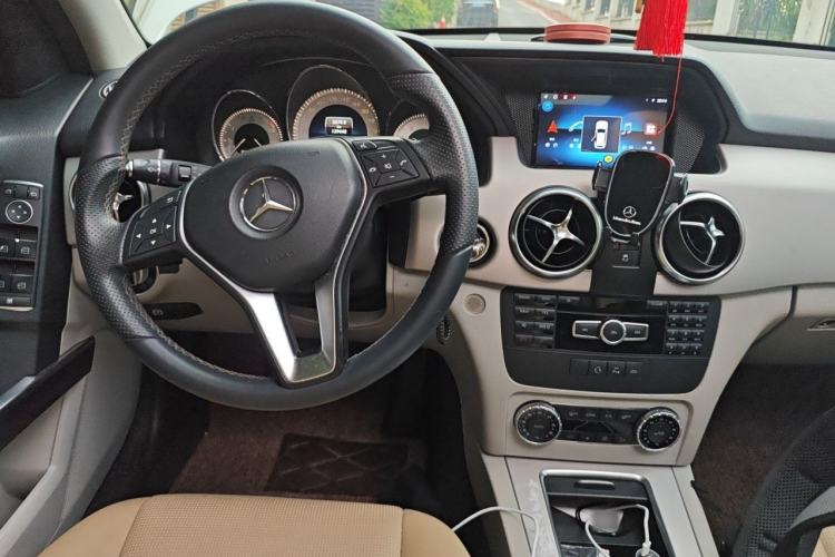 Used Mercedes-Benz GLK-Class 2014 GLK 260 4MATIC Dynamic Model Center Console