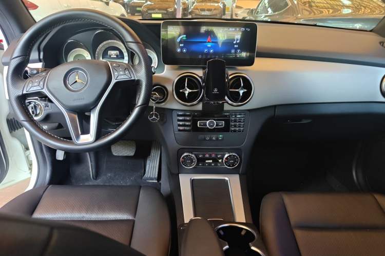 Used Mercedes-Benz GLK-Class 2014 GLK 260 4MATIC Dynamic Model Center Console