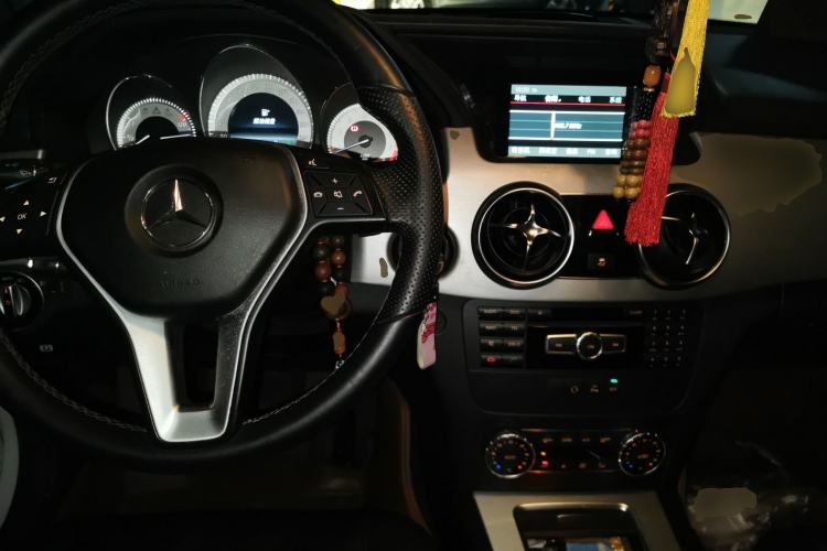 Used Mercedes-Benz GLK-Class 2014 GLK 260 4MATIC Dynamic Model Center Console