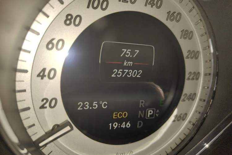 Used Mercedes-Benz GLK-Class 2014 GLK 200 Standard Model Odometer Close Up