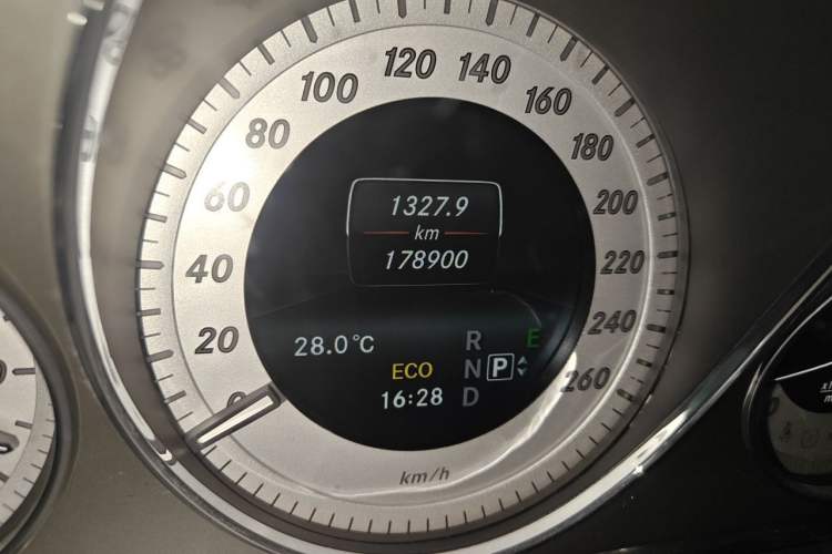 Used Mercedes-Benz GLK-Class 2014 GLK 200 Standard Model Odometer Close Up