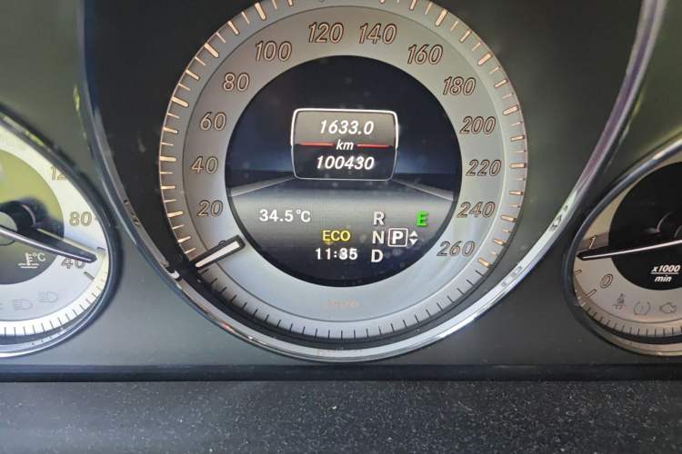 Used Mercedes-Benz GLK-Class 2014 GLK 260 4MATIC Dynamic Model Odometer Close Up