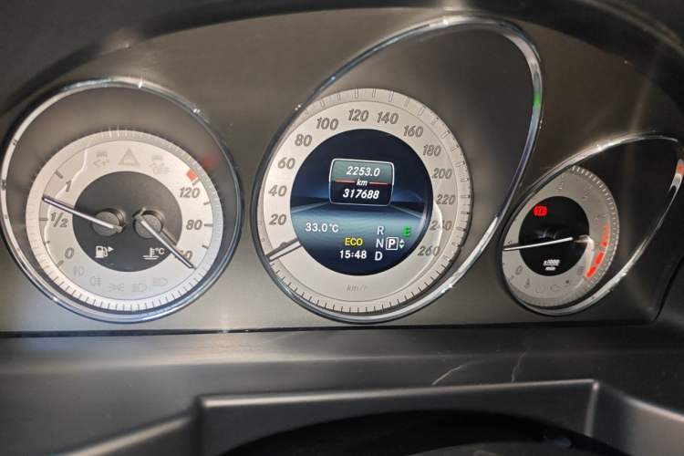 Used Mercedes-Benz GLK-Class 2014 GLK 260 4MATIC Dynamic Model Odometer Close Up