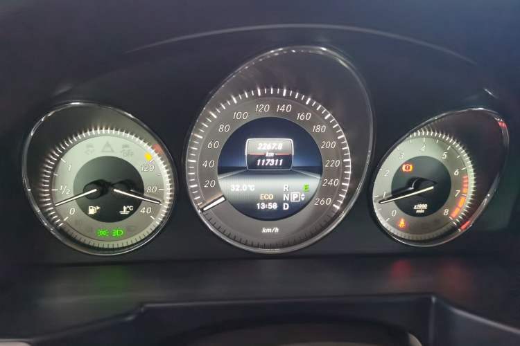Used Mercedes-Benz GLK-Class 2014 GLK 260 4MATIC Dynamic Model Odometer Close Up