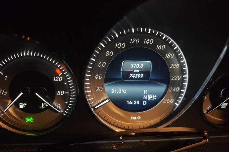 Used Mercedes-Benz GLK-Class 2014 GLK 200 Standard Model Odometer Close Up