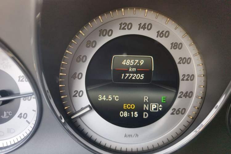 Used Mercedes-Benz GLK-Class 2014 GLK 200 Standard Model Odometer Close Up