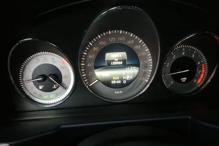 Used Mercedes-Benz GLK-Class 2014 GLK 200 Standard Model Odometer Close Up