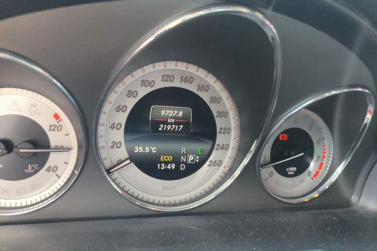 Used Mercedes-Benz GLK-Class 2014 GLK 200 Standard Model Odometer Close Up