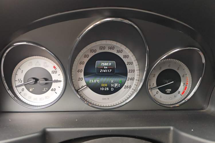 Used Mercedes-Benz GLK-Class 2014 GLK 200 Standard Model Odometer Close Up