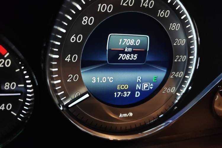 Used Mercedes-Benz GLK-Class 2014 GLK 260 4MATIC Dynamic Model Odometer Close Up
