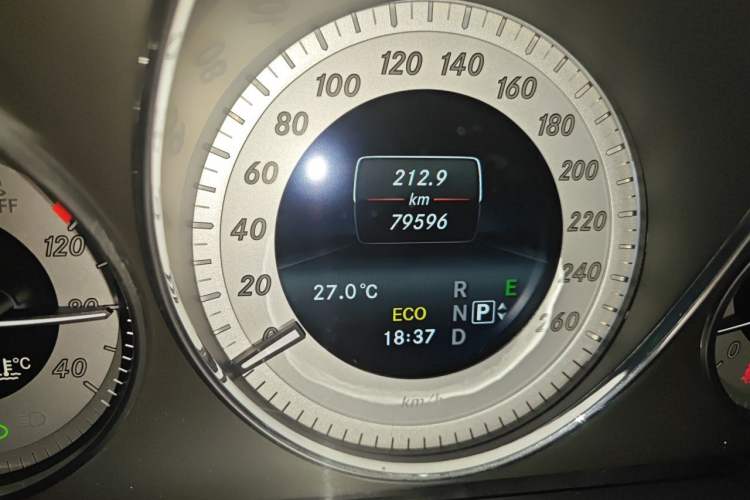 Used Mercedes-Benz GLK-Class 2014 GLK 200 Standard Model Odometer Close Up
