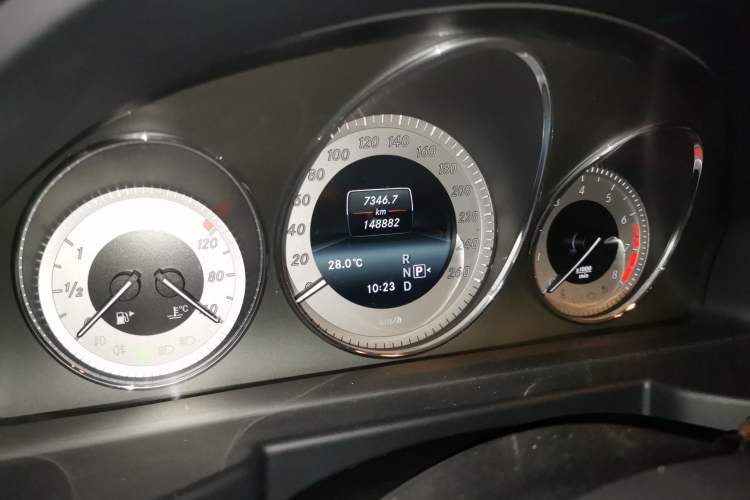 Used Mercedes-Benz GLK-Class 2014 GLK 260 4MATIC Dynamic Model Odometer Close Up